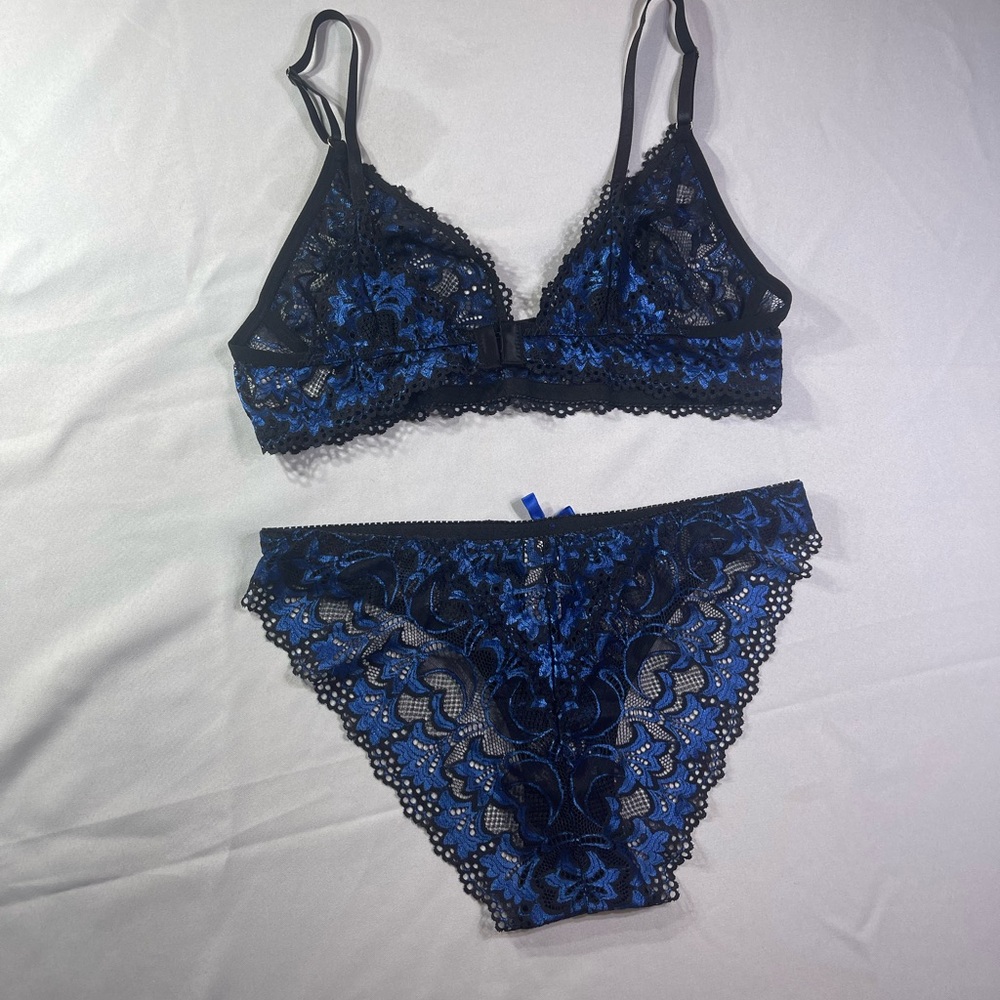 Elegant Lace Lingerie Set in Black and Blue - Picture 2 of 3
